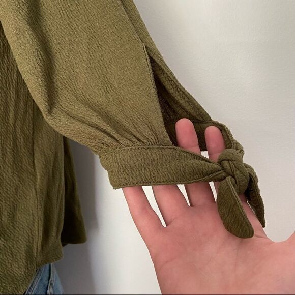 A&F Off Shoulder Top  - Picture 4 of 7